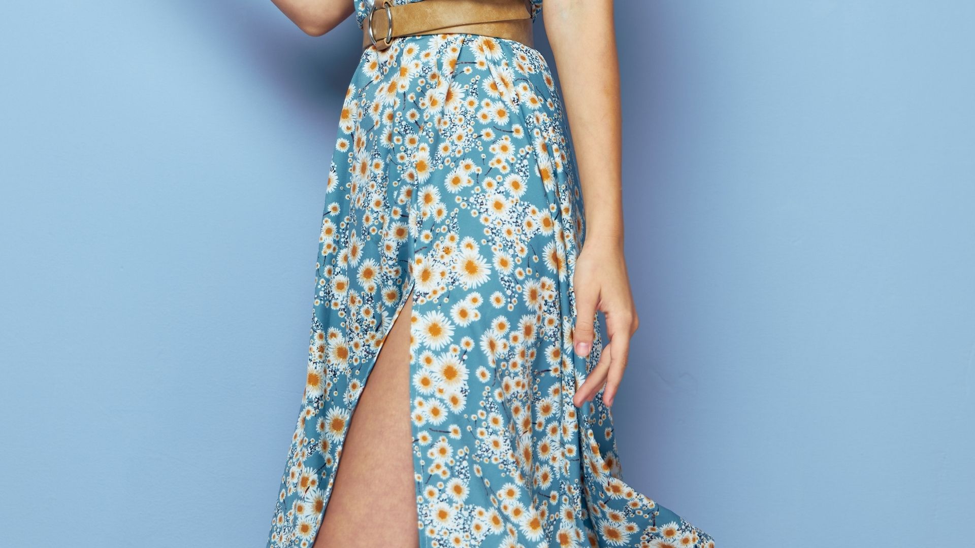 niebieska sukienka w kwiaty
